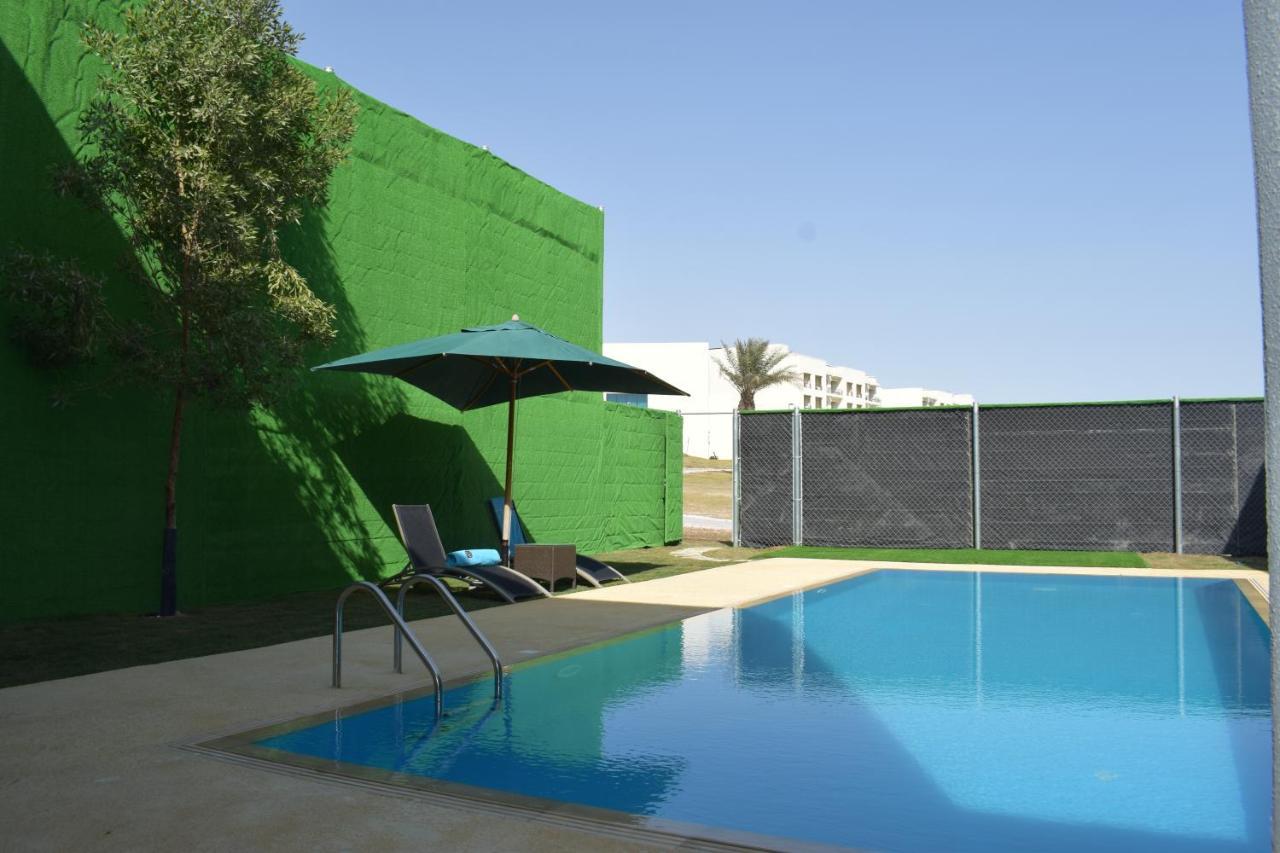 Retaj Salwa Resort & Spa Doha Eksteriør billede A swimming pool in a private garden