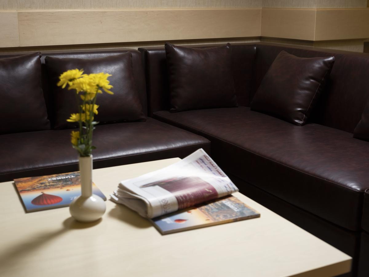 Retaj Salwa Resort & Spa Doha Eksteriør billede A leather sofa