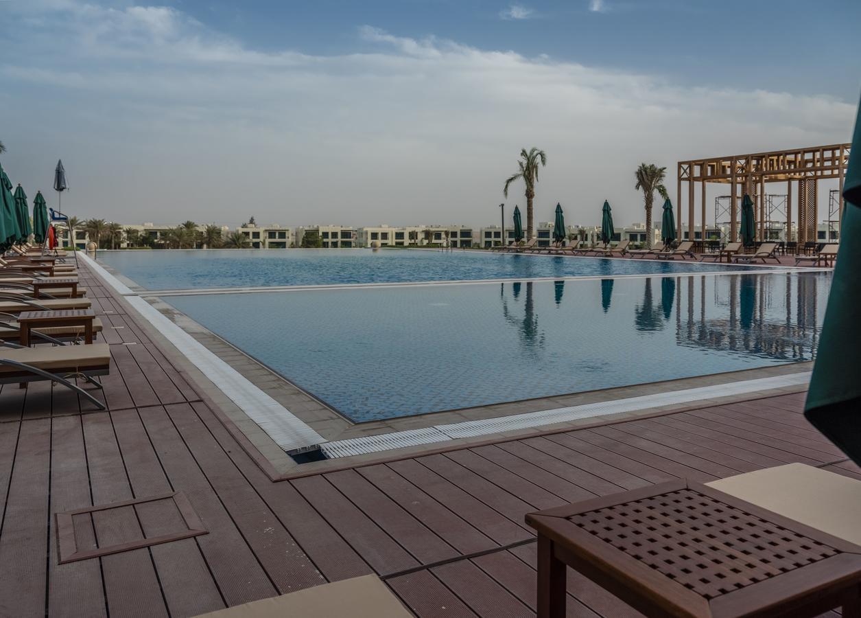 Retaj Salwa Resort & Spa Al Rayyan Eksteriør billede The swimming pool at the Ritz-Carlton, Dubai