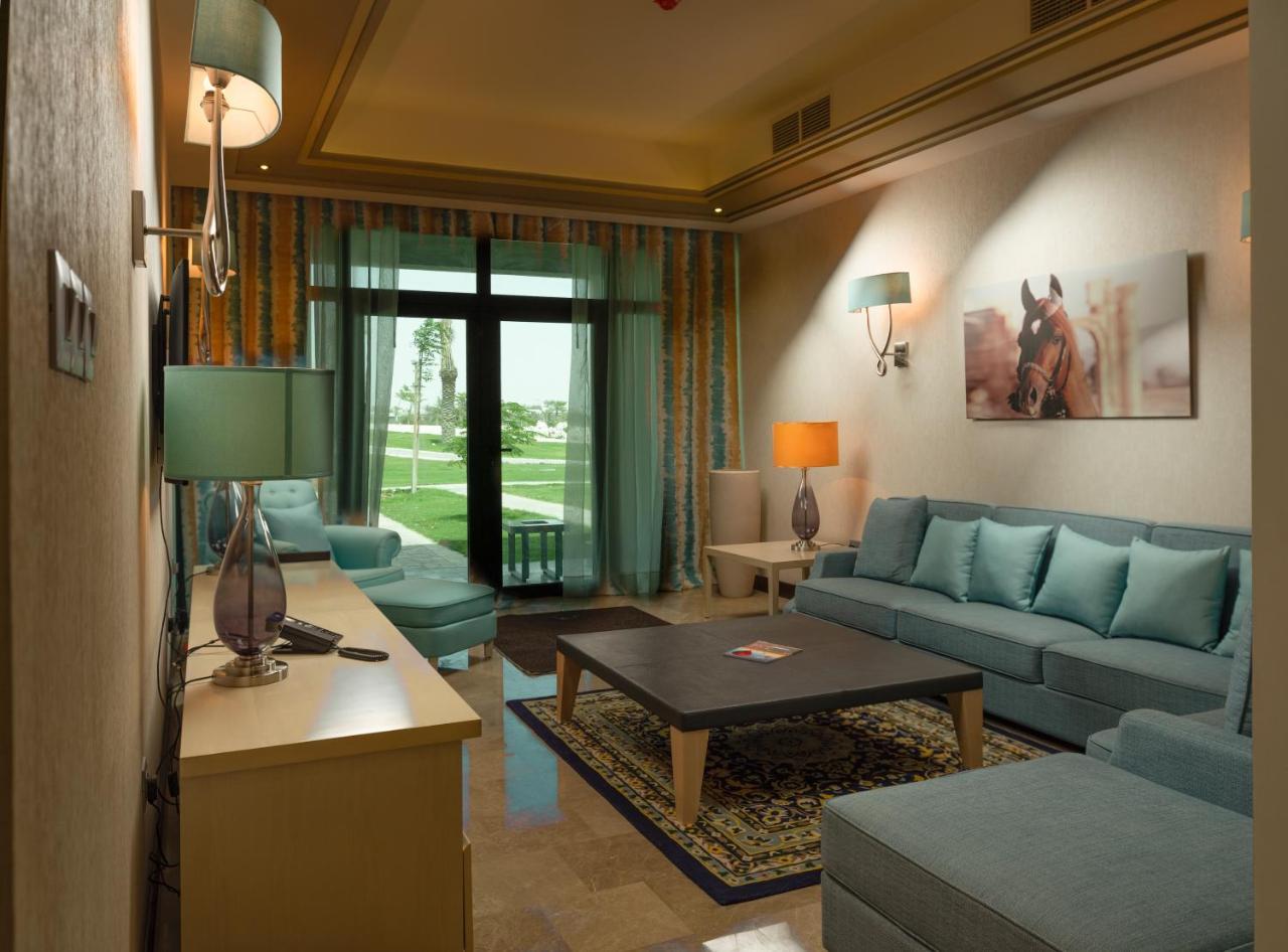 Retaj Salwa Resort & Spa Doha Eksteriør billede A living room in a suite at the Ritz-Carlton, Dubai